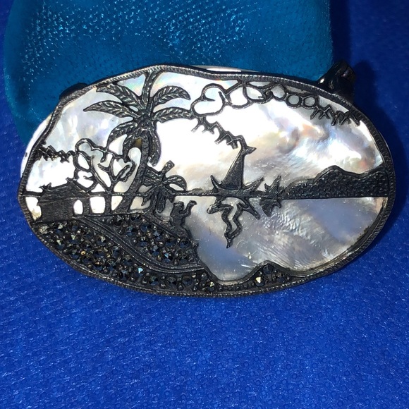 Vintage Mother of Pearl Brooch - Picture 4 of 10